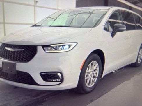 Used 2024 Chrysler Pacifica Touring-L image 2