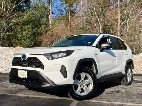 Used 2020 Toyota RAV4 LE image 1