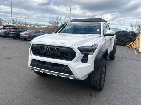 Used 2024 Toyota Tacoma Trailhunter image 9