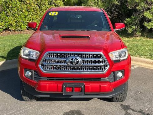 Used 2016 Toyota Tacoma TRD Sport w/ Towing Package image 2