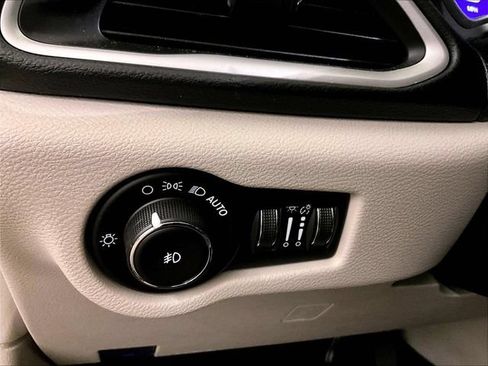 Used 2023 Chrysler Pacifica Touring-L FWD image 31