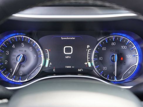 Used 2024 Chrysler Pacifica Touring-L FWD image 18