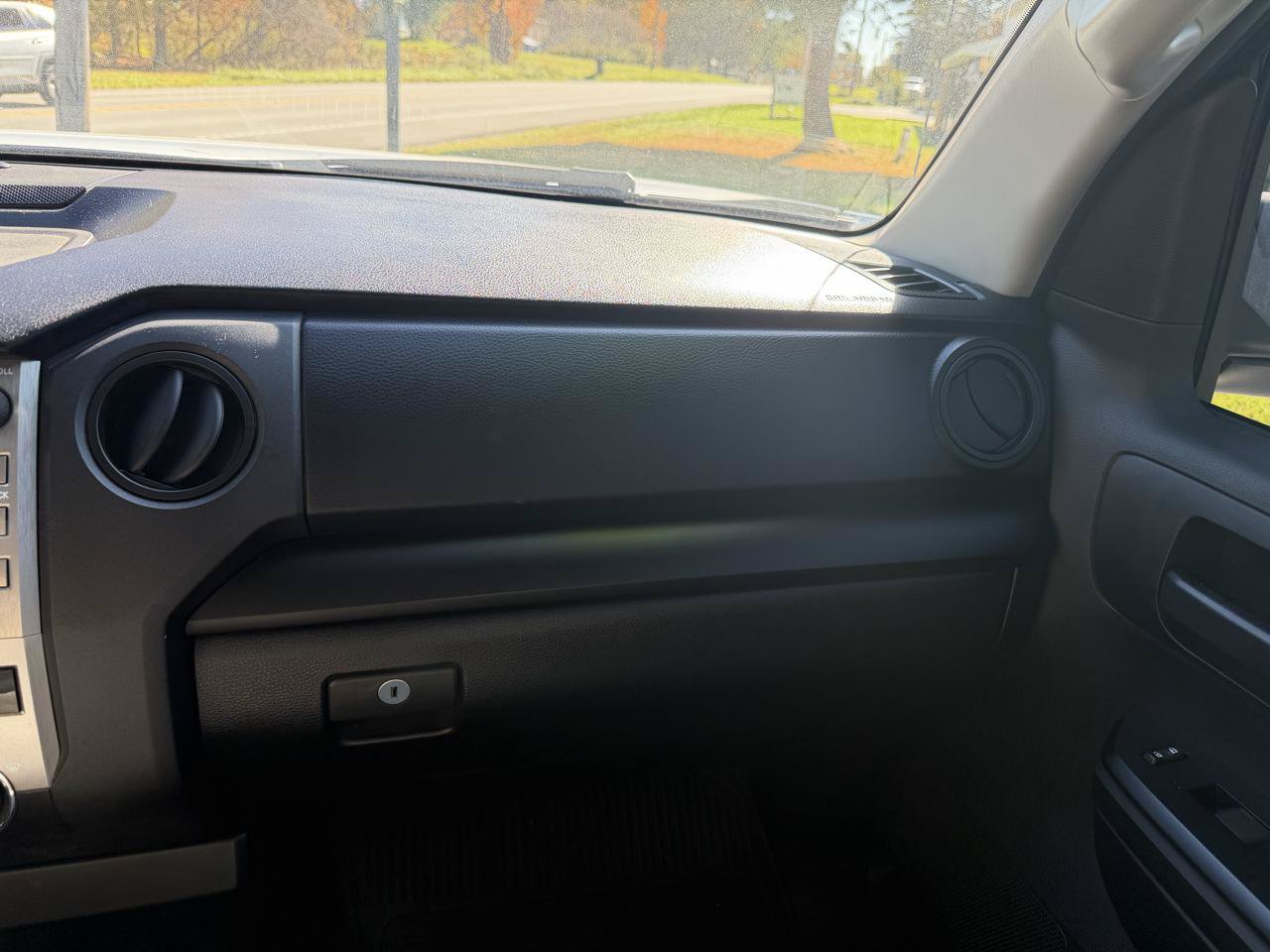 Used 2018 Toyota Tundra SR AWD/4WD image 29