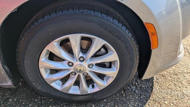 Used 2018 Chrysler Pacifica Touring-L FWD image 22
