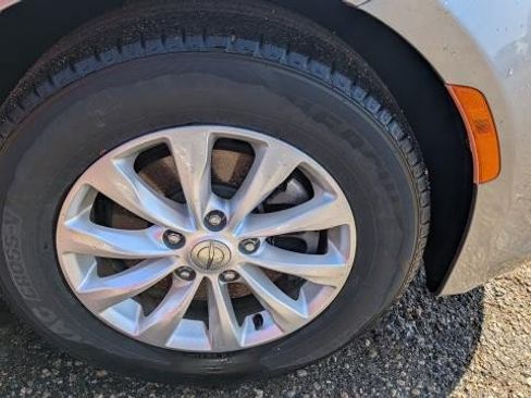 Used 2018 Chrysler Pacifica Touring-L FWD image 22