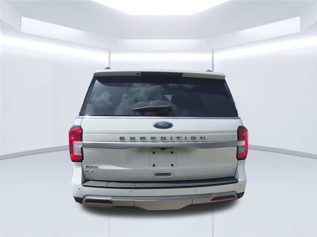 Used 2022 Ford Expedition XLT RWD image 2