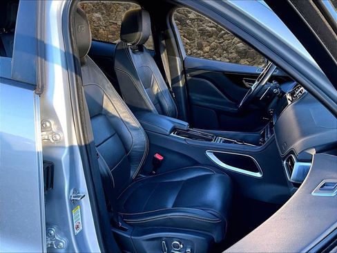 Used 2019 Jaguar F-PACE S image 7