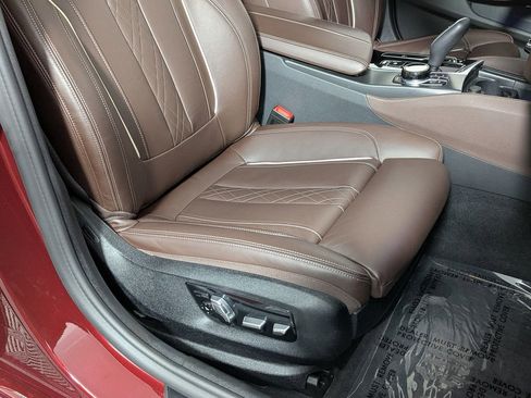 Used 2021 BMW M550i xDrive w/ Dynamic Handling Package image 33