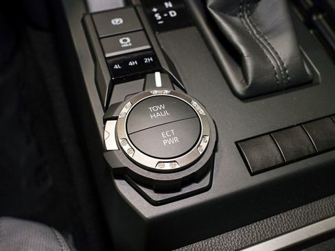 Certified 2025 Toyota Tacoma SR5 AWD/4WD image 16