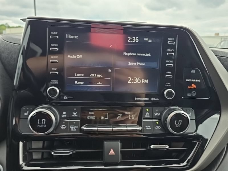 Used 2021 Toyota Highlander XLE AWD/4WD image 19