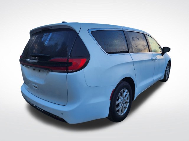 Used 2025 Chrysler Pacifica Select FWD image 2