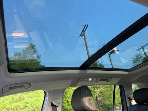 Certified 2024 Volkswagen Tiguan SE w/ Panoramic Sunroof Package FWD image 25