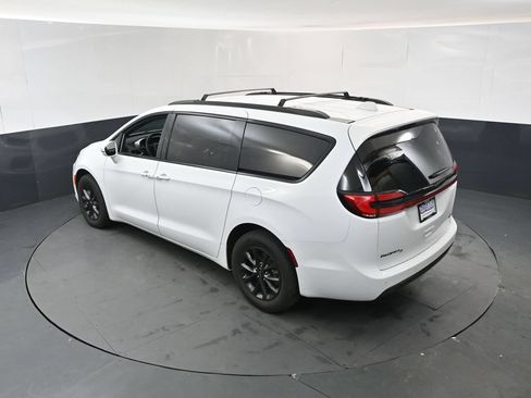 Used 2022 Chrysler Pacifica Touring-L w/ S Appearance Package AWD/4WD image 31