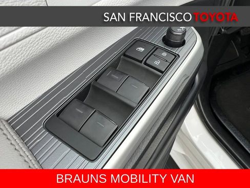 Used 2025 Toyota Sienna XLE image 47