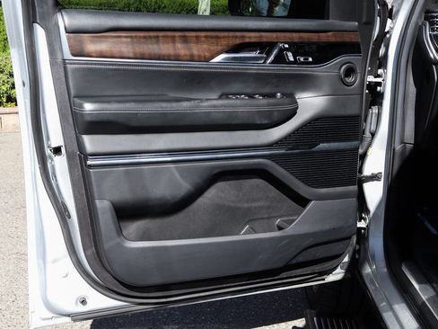 Used 2022 Jeep Grand Wagoneer Series II w/ Convenience Group III AWD/4WD image 15