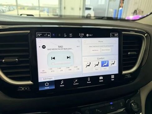 Used 2024 Chrysler Pacifica Touring-L FWD image 31