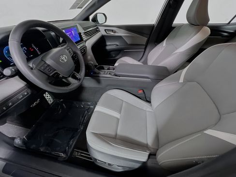 Used 2025 Toyota Camry SE image 15