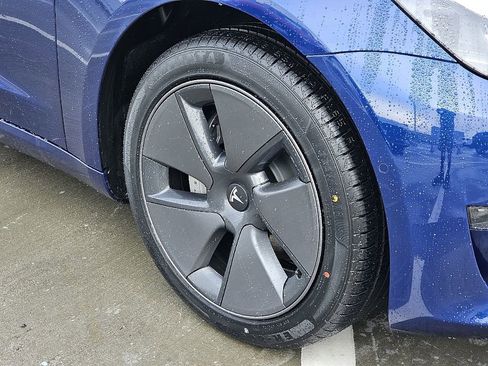 Used 2021 Tesla Model 3 Standard Range Plus image 9