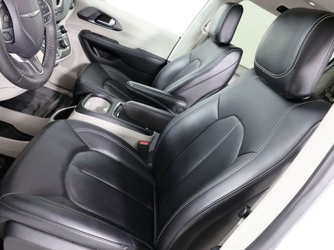 Used 2024 Chrysler Pacifica Touring-L FWD image 9