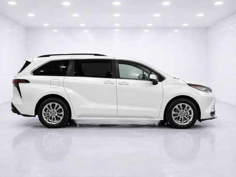 Used 2023 Toyota Sienna LE AWD/4WD image 6