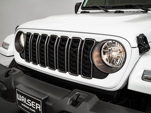 Used 2024 Jeep Wrangler Unlimited image 16