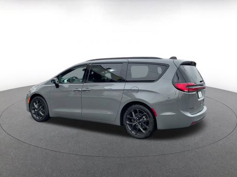 Used 2025 Chrysler Pacifica Limited image 10