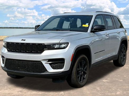 Used 2024 Jeep Grand Cherokee Altitude image 2