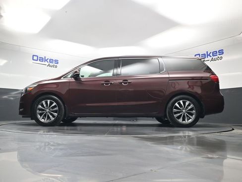 Used 2017 Kia Sedona SX image 40
