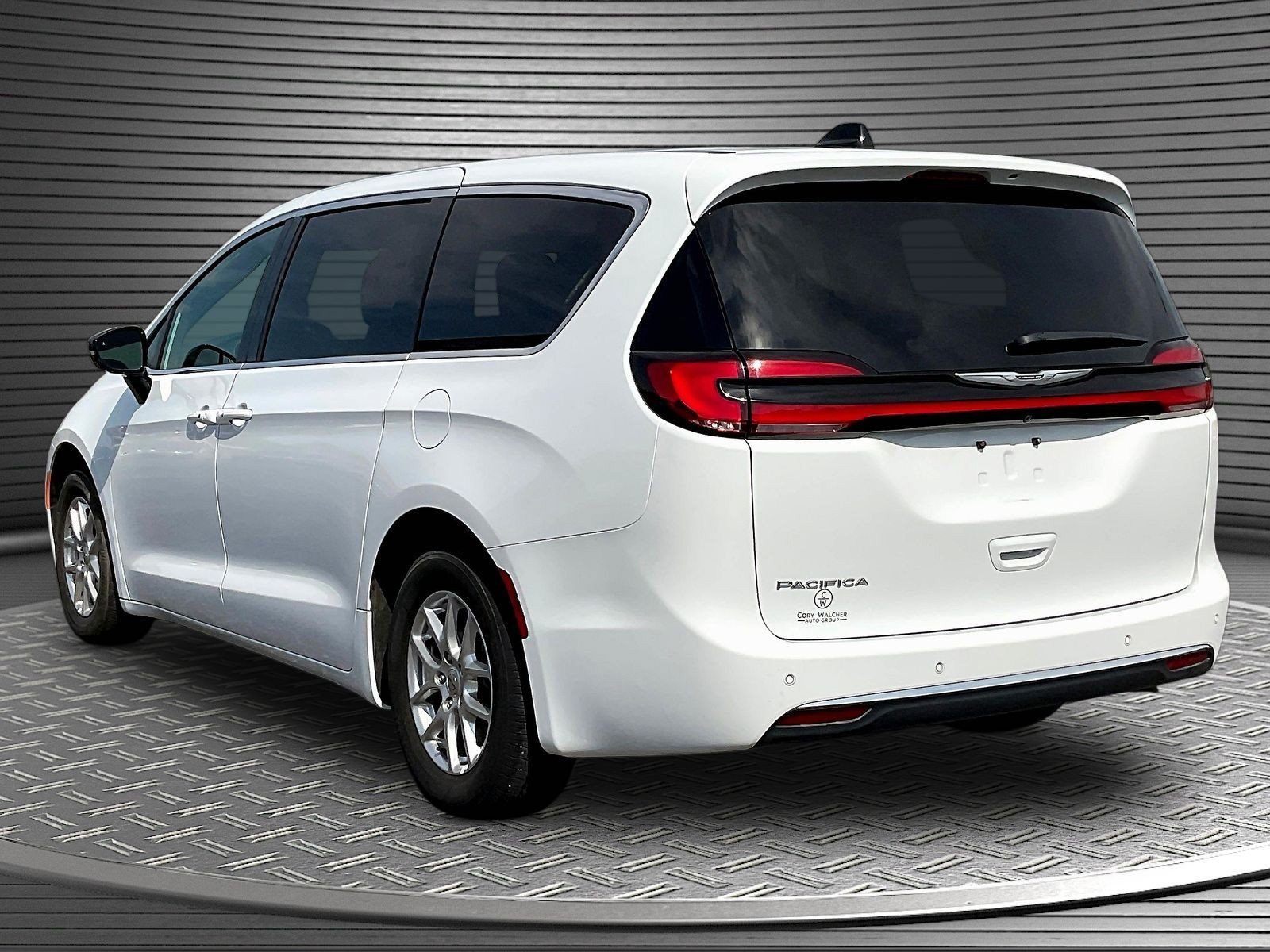 Used 2025 Chrysler Pacifica Select FWD image 5