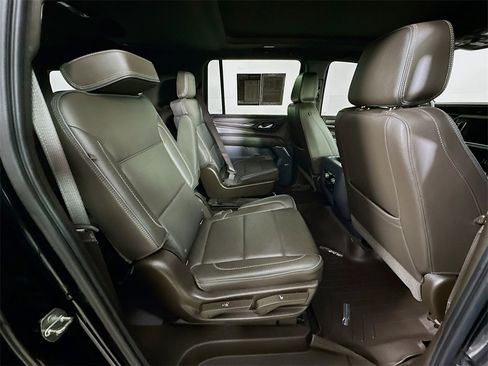 Used 2021 GMC Yukon XL Denali w/ Denali Premium Package image 11