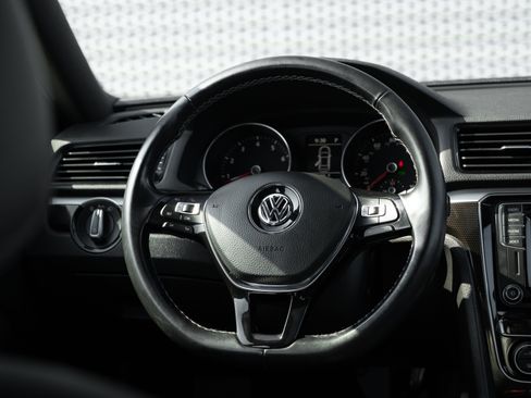 Used 2018 Volkswagen Passat GT FWD image 9