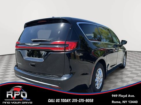 Used 2024 Chrysler Pacifica Touring-L FWD image 5