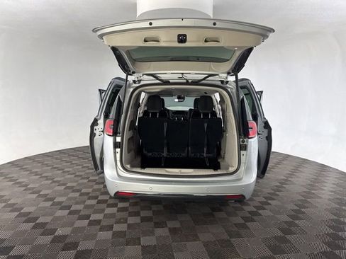 Used 2023 Chrysler Pacifica Touring-L image 17