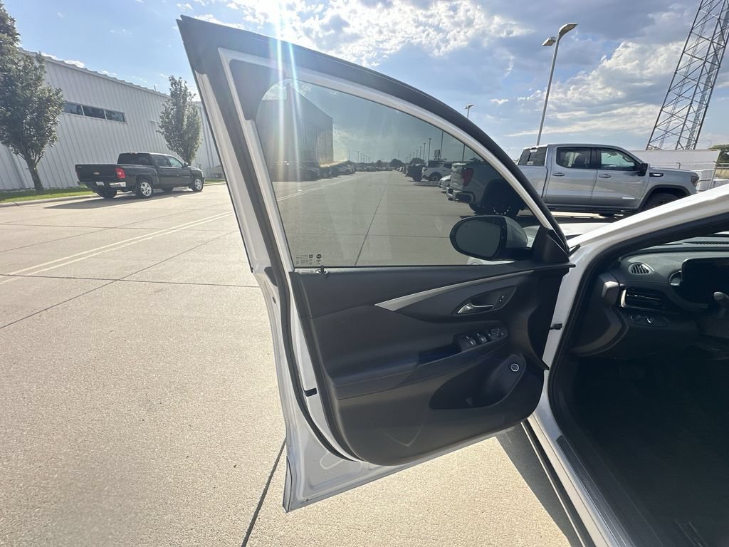 Certified 2024 Buick Envista Avenir FWD image 23