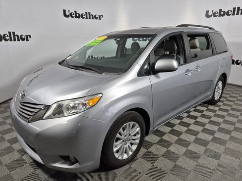 Used 2017 Toyota Sienna XLE image 3