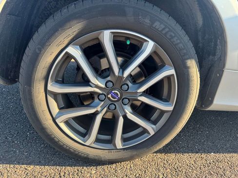 Used 2017 Volvo XC60 T6 Dynamic w/ Preferred Option Package image 7