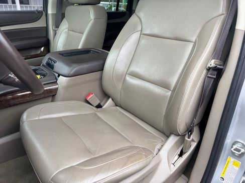 Used 2018 Chevrolet Suburban LT image 14