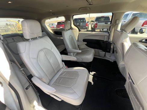 Used 2020 Chrysler Pacifica Touring-L w/ Tire & Wheel Group FWD image 10