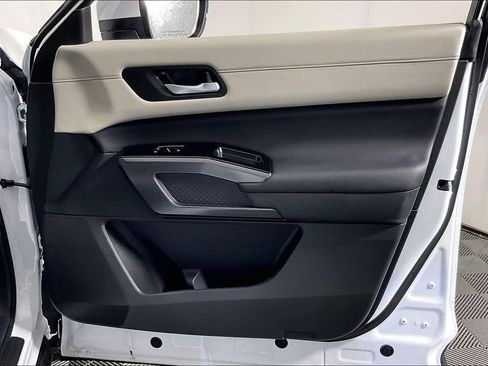 Certified 2025 Nissan Pathfinder SL image 25