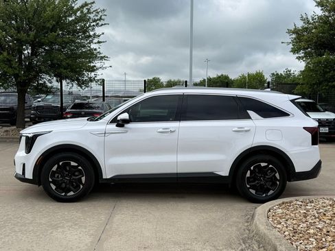 Used 2024 Kia Sorento S image 2