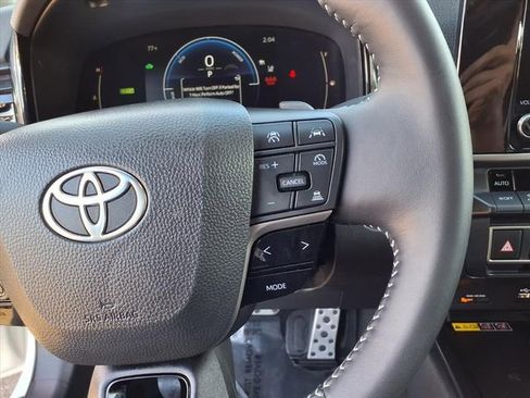 Used 2025 Toyota Camry SE image 18