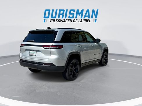Used 2023 Jeep Grand Cherokee Altitude AWD/4WD image 8