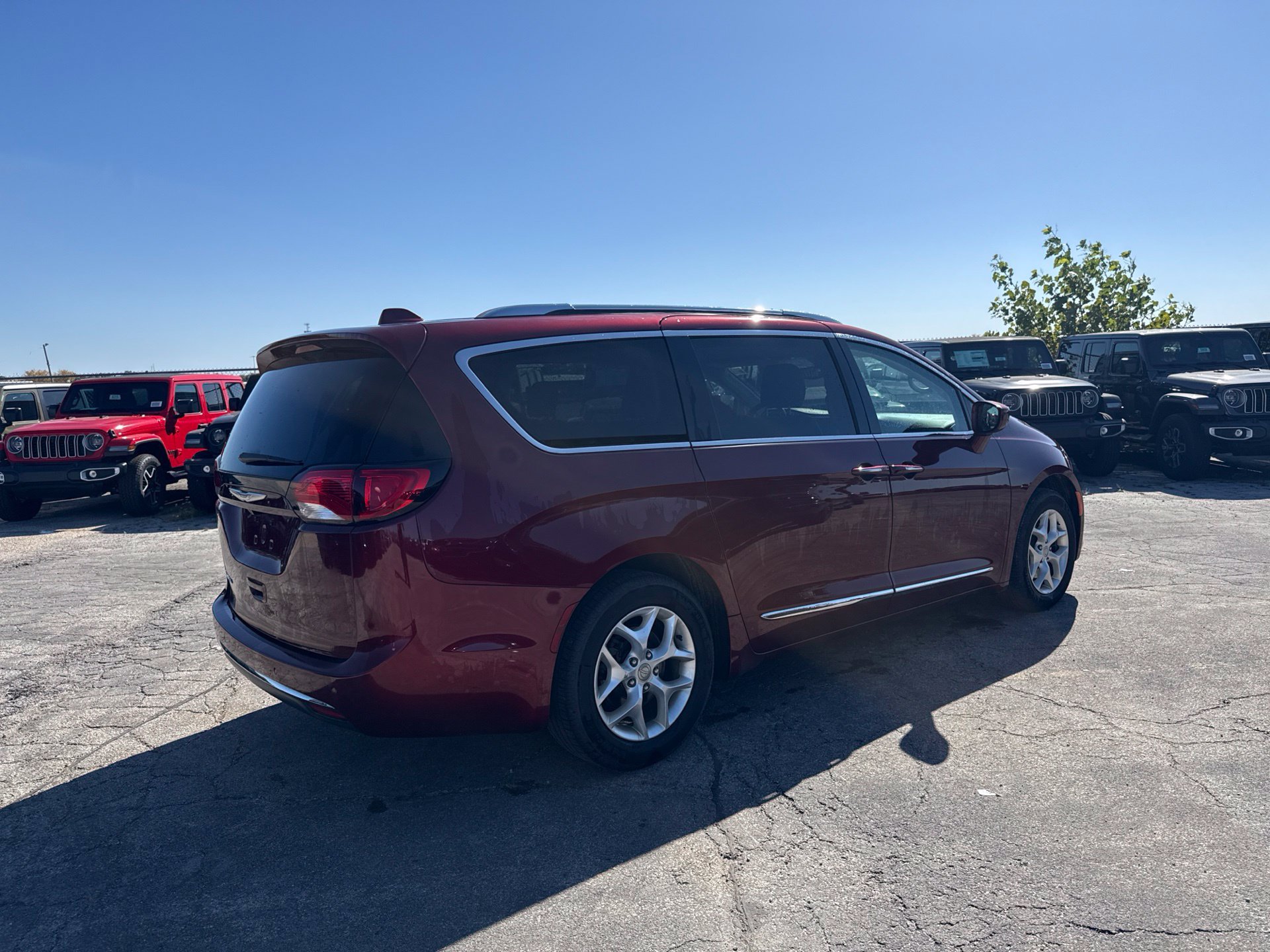 Used 2017 Chrysler Pacifica Touring-L Plus FWD image 5