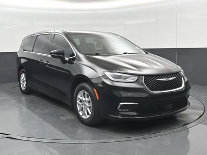 Used 2025 Chrysler Pacifica Select