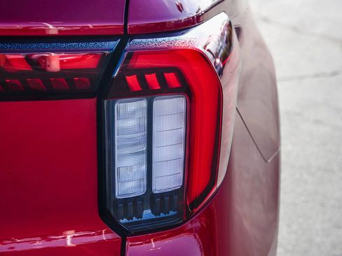 Used 2025 Ford Explorer ST-Line w/ Premium Package image 7