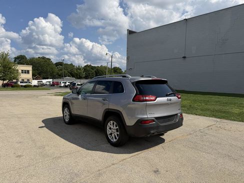 Used 2018 Jeep Cherokee Latitude Plus w/ Cold Weather Group AWD/4WD image 5
