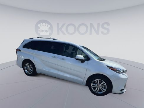 Used 2024 Toyota Sienna Platinum image 2