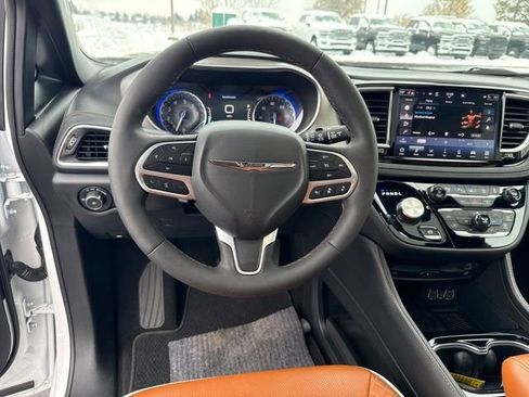 Used 2025 Chrysler Pacifica Pinnacle w/ Trailer Tow Group image 15