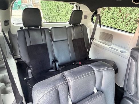 Used 2017 Dodge Grand Caravan SXT FWD image 11
