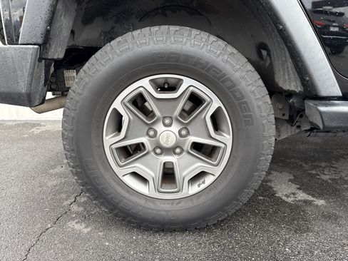 Used 2014 Jeep Wrangler Unlimited Rubicon w/ Connectivity Group image 28